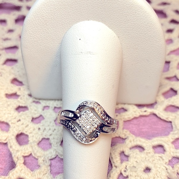 0.15ctw Round White Diamond Ring - Picture 3 of 15